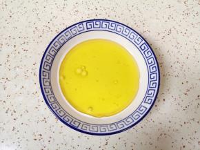 牛奶中加入色拉油（玉米油也可以）。 