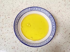 牛奶中加入色拉油（玉米油也可以）。 