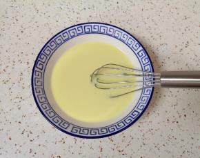 用手动打蛋器搅打均匀备用。 