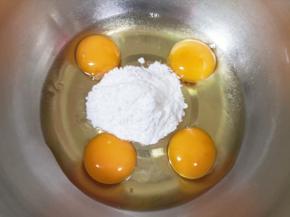 打蛋盆里打入4个土鸡蛋，加入糖粉（用细砂糖也可以）。 