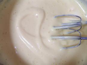 用电动打蛋器打发至，提起打蛋器随意画图案不易消失。 