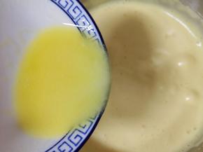 加入混合好的牛奶色拉油，继续搅打均匀。 