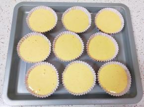 筛入低筋面粉，用硅胶刮铲翻拌均匀，装入裱花袋，模具里面放入纸杯移入烤盘，将裱花袋里面的蛋糕糊挤入纸杯，9分满即可。
