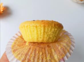 剥开纸杯看看，组织细腻柔软，味道太赞了！ 