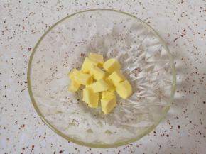 先来制做酥粒:黄油从冷藏室拿出切成小块。 