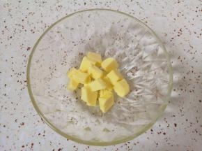 先来制做酥粒:黄油从冷藏室拿出切成小块。 