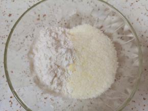 加入椰蓉和低筋面粉。 