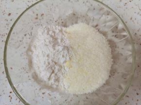 加入椰蓉和低筋面粉。 