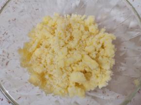 用手搓成颗粒状，放冰箱冷藏备用。 