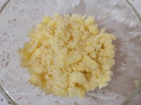 用手搓成颗粒状，放冰箱冷藏备用。 