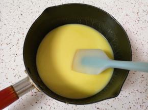 开最小火搅拌至细砂糖、盐和黄油完全融化。