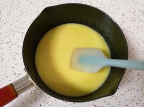 开最小火搅拌至细砂糖、盐和黄油完全融化。