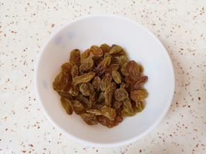 葡萄干用温水泡一下清洗干净，用厨房用纸吸干水分备用。 