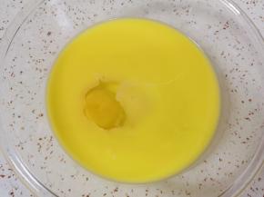 晾凉的黄油液体里面打入一个鸡蛋搅拌均匀。 