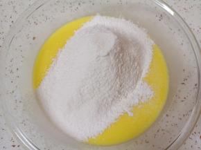 筛入低筋面粉和泡打粉。 