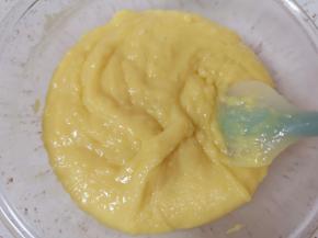 用硅胶刮铲翻拌均匀。