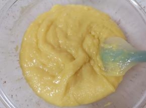 用硅胶刮铲翻拌均匀。