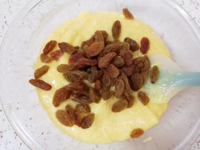  加入葡萄干翻拌均匀。 