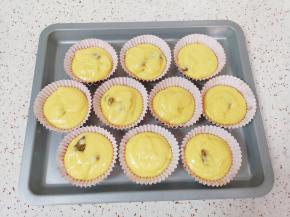 将纸托放入模具里面，挤入蛋糕糊（8分满即可）。 