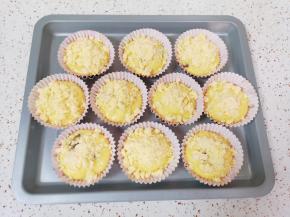 最后放上准备好的酥粒。 