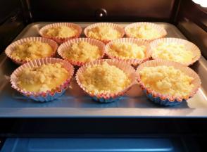 送入预热好的烤箱，上下管180度烤25分钟。 