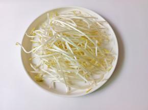 豆芽把根须择干净。