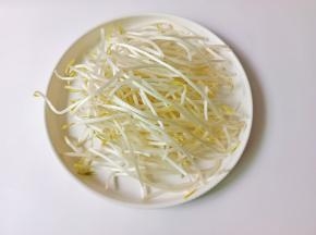 豆芽把根须择干净。