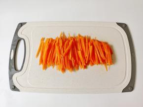 胡萝卜削皮，切片，再切成细丝。