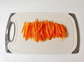 胡萝卜削皮，切片，再切成细丝。