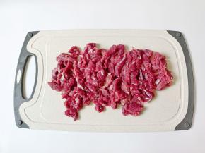 牛肉切成细丝。