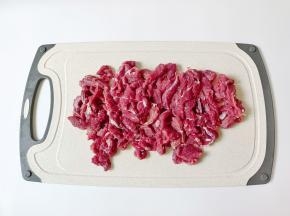 牛肉切成细丝。