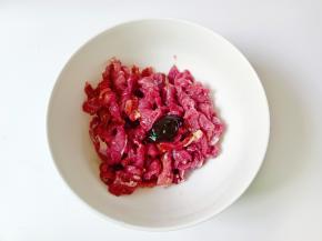 牛肉加蚝油一勺，生抽一勺。