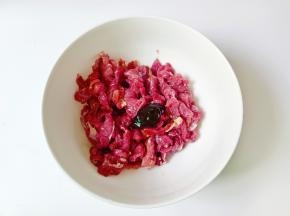 牛肉加蚝油一勺，生抽一勺。