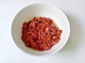 抓拌均匀后加一勺食用油锁住水分。