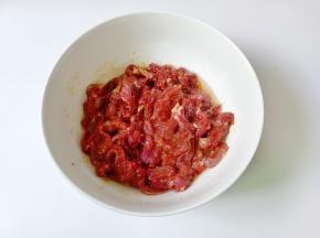 抓拌均匀后加一勺食用油锁住水分。