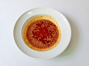 生抽两勺，辣椒酱两勺，芝麻油一勺，雪碧2勺，芝麻一勺拌均匀备用。