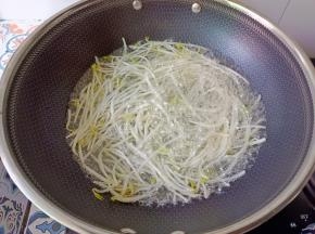 豆芽煮熟。