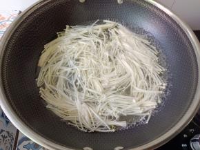 金针菇煮熟。