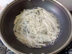 金针菇煮熟。