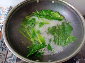 菠菜焯水煮熟。