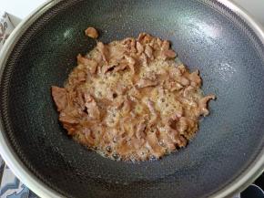 热锅热油加牛肉爆炒熟透。