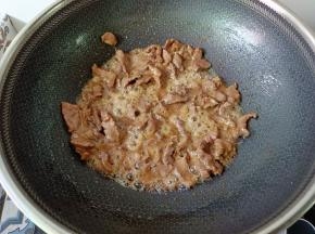 热锅热油加牛肉爆炒熟透。