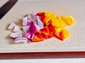 洋葱与彩椒洗净切小块备用。