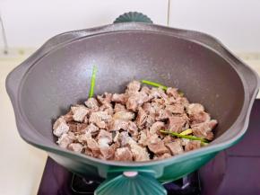 起油锅加入葱姜蒜煸炒，再加牛肉翻炒。