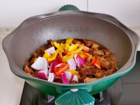 牛肉炖烂后加入彩椒，洋葱烧熟。