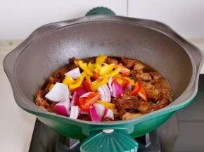 牛肉炖烂后加入彩椒，洋葱烧熟。