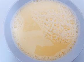 加入鸡蛋量1.2到1.5倍的温水，搅拌均匀