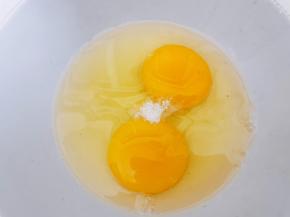 鸡蛋加入盐打散