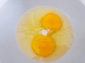 鸡蛋加入盐打散