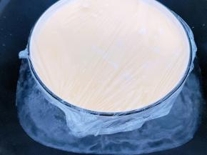 盖上保鲜膜，放入开水锅里蒸10分钟